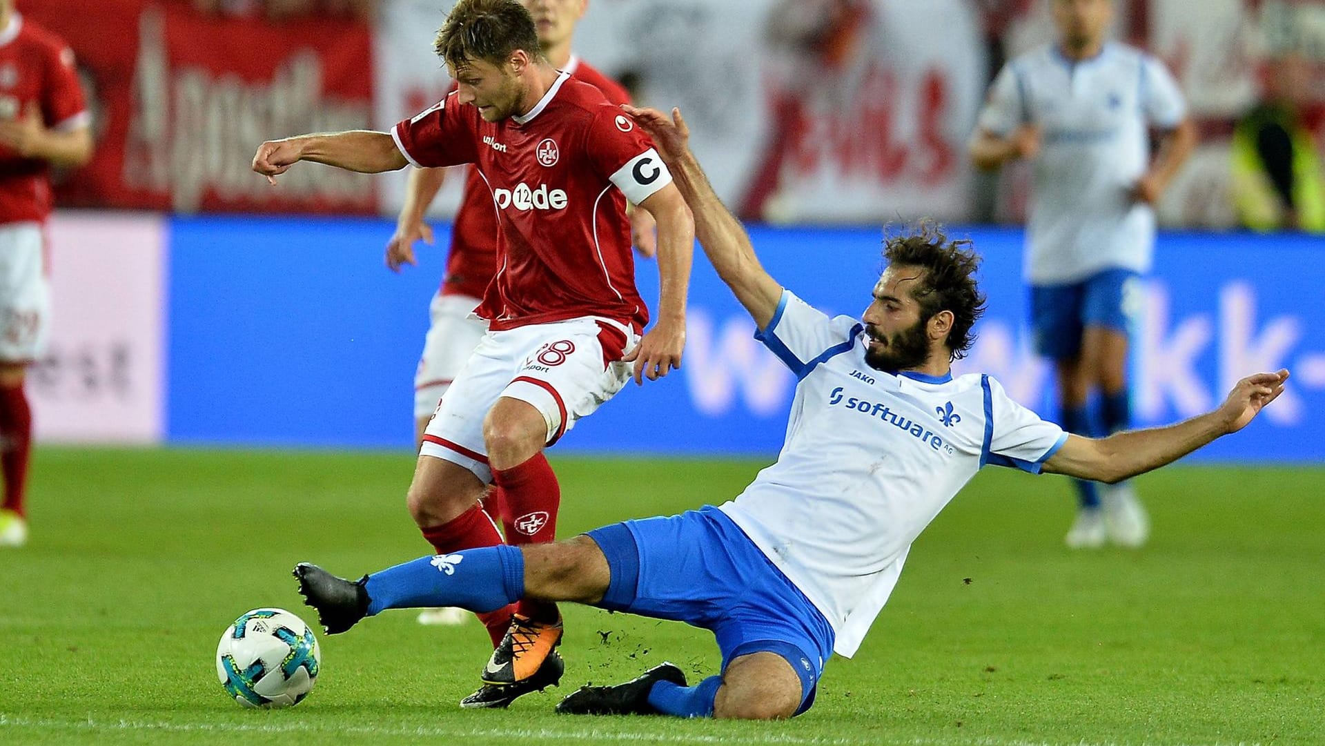 Daniel Halfar (l.) im Zweikampf mit Hamit Altintop.