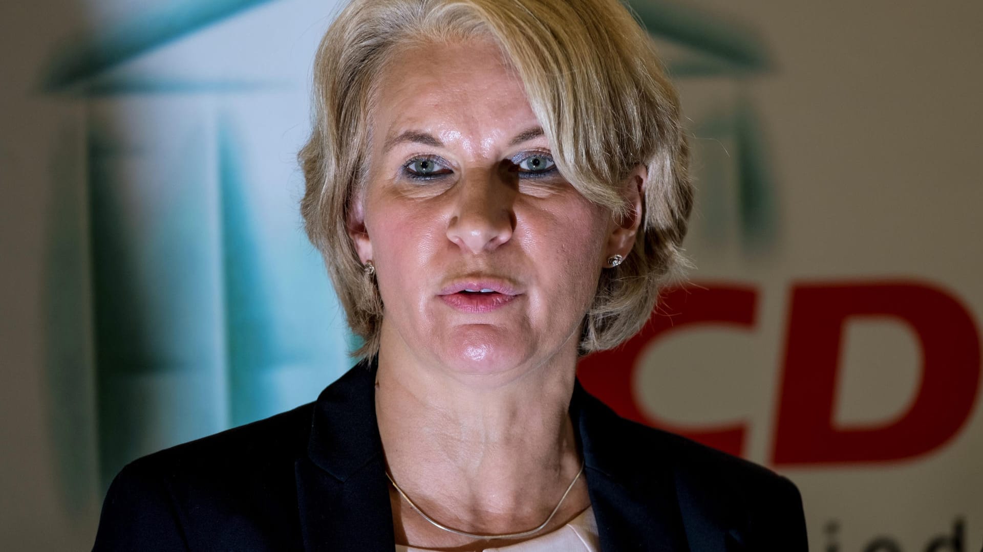 Die ehemalige Grünen-Politikerin Elke Twesten spricht im Landtag in Hannover auf einer Pressekonferenz. Die ehemalige Grünen-Politikerin Elke Twesten spricht im Landtag in Hannover auf einer Pressekonferenz.