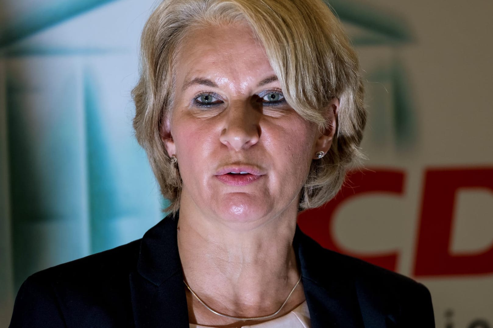 Die ehemalige Grünen-Politikerin Elke Twesten spricht im Landtag in Hannover auf einer Pressekonferenz.