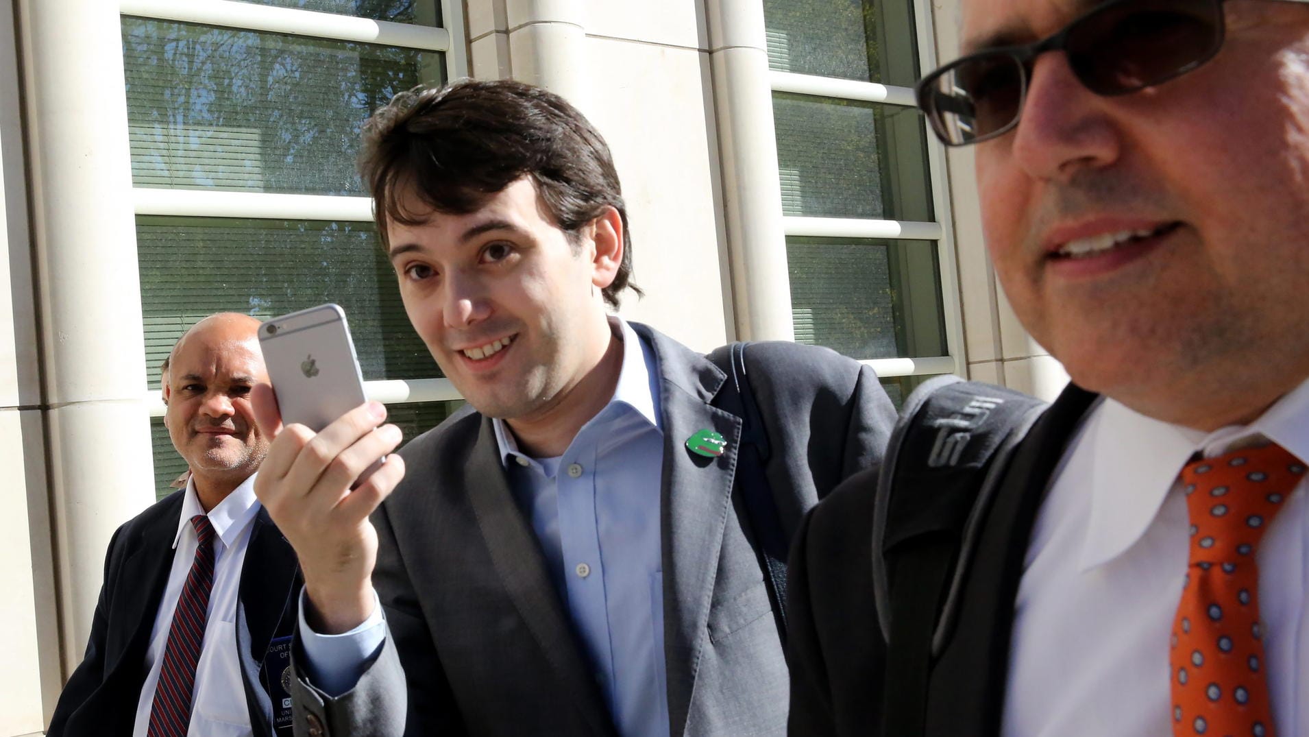 Martin Shkreli war vor dem Urteil gut drauf – und war auch danach noch gut gelaunt. Martin Shkreli war vor dem Urteil gut drauf – und war auch danach noch gut gelaunt.