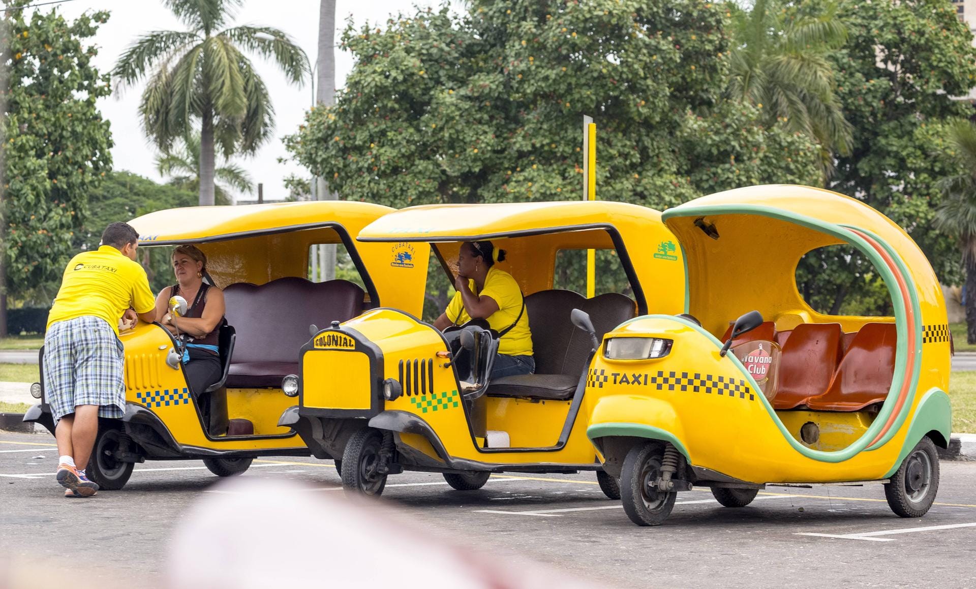 Coco-Taxis gibt es sowohl für Einheimische als auch für Touristen, erkenntlich an unterschiedlichen Farben.