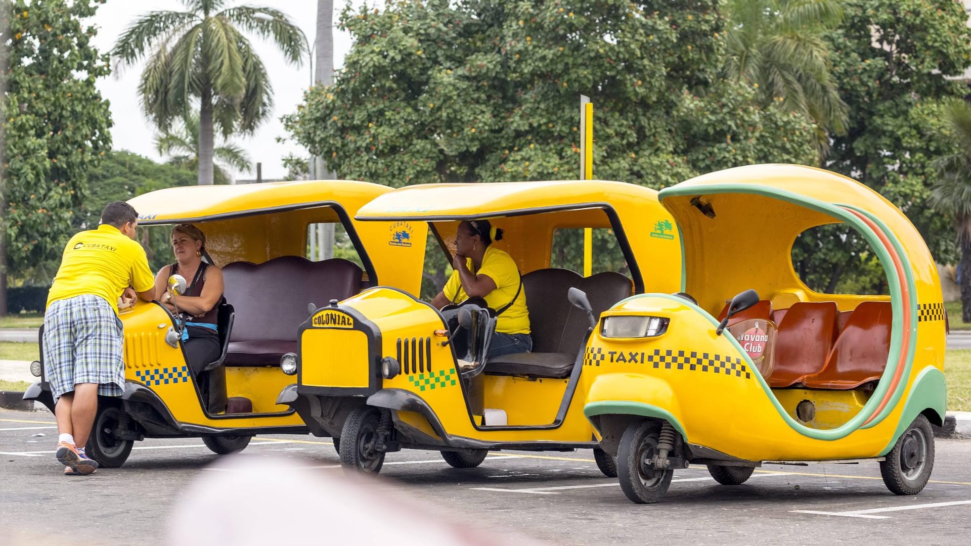 Coco-Taxis gibt es sowohl für Einheimische als auch für Touristen, erkenntlich an unterschiedlichen Farben.