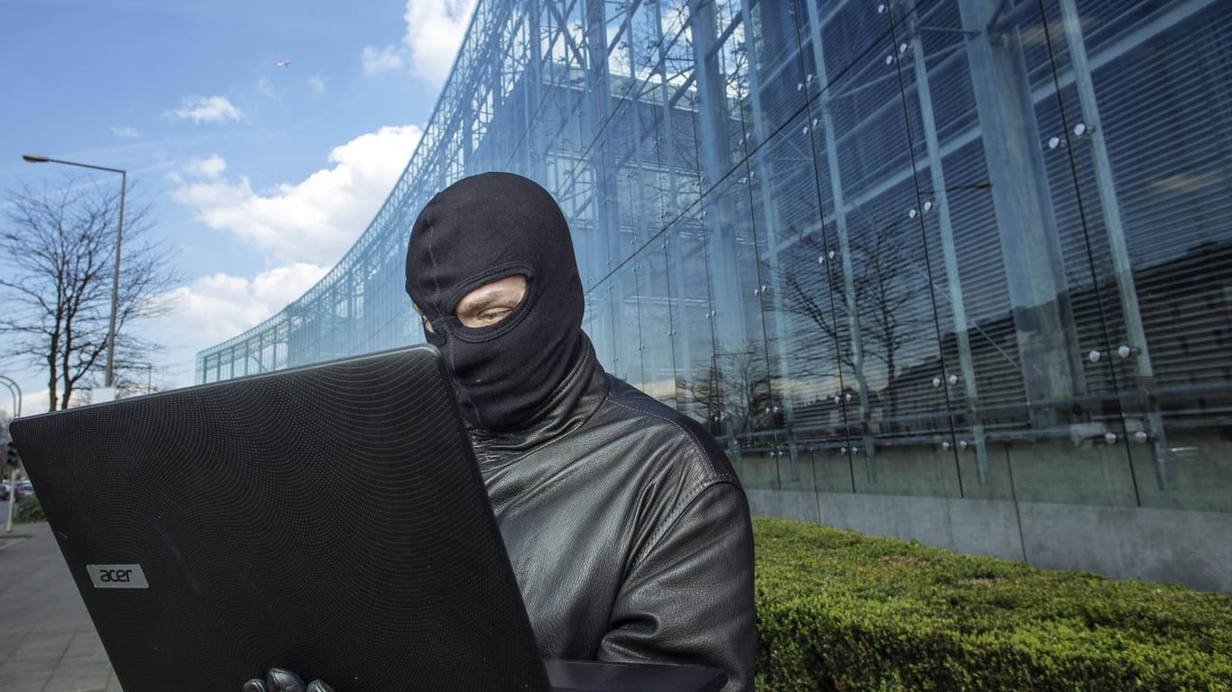 Hacker vor dem Neven DuMont Haus in Köln