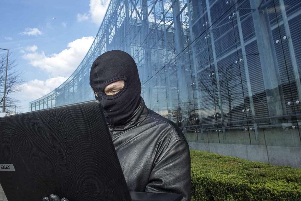 Hacker vor dem Neven DuMont Haus in Köln