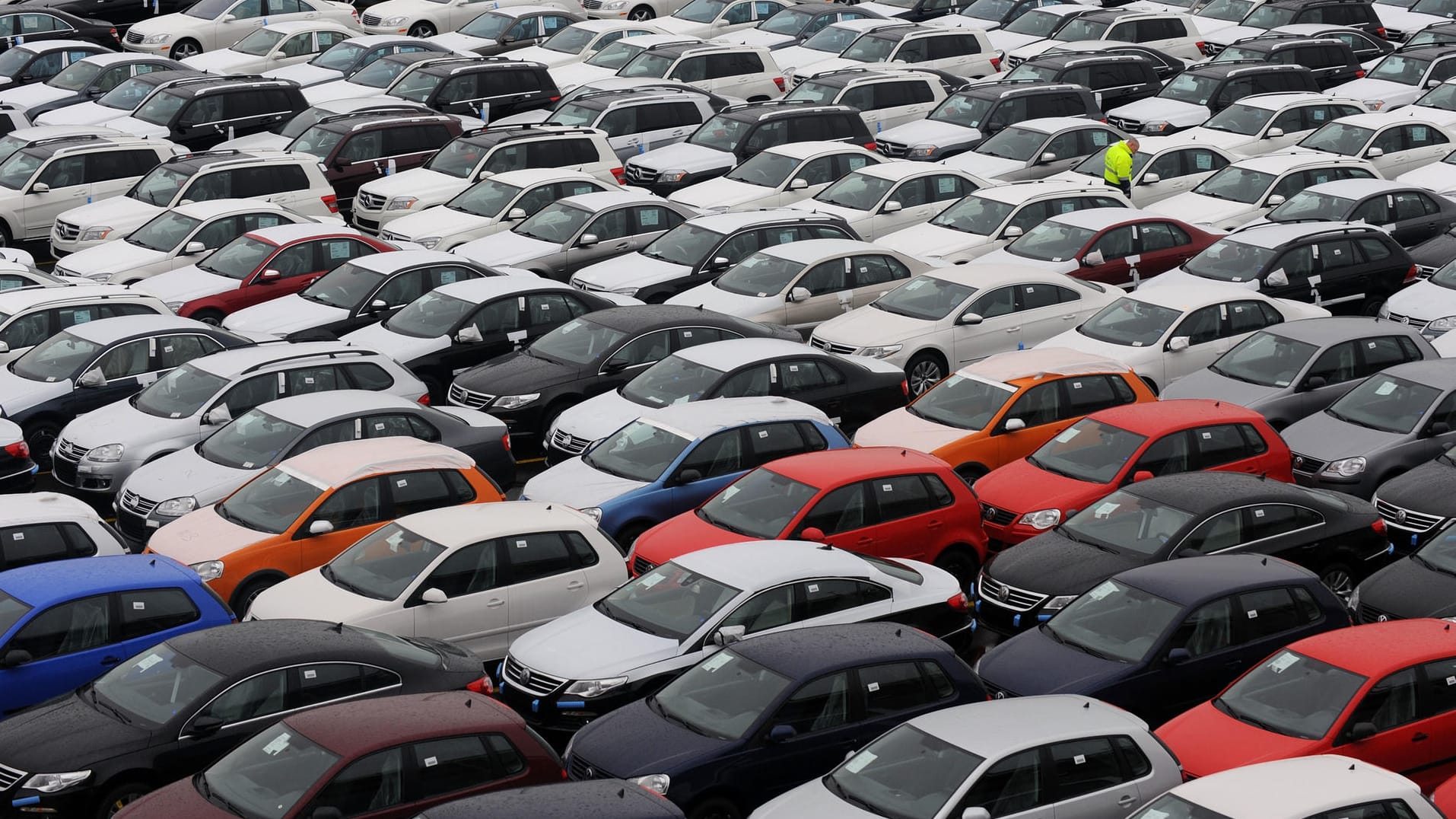 Neuzulassungen im Juli: Trotz Abgas-Skandal fährt Volkswagen sechs Klassensiege ein. Neuzulassungen im Juli: Trotz Abgas-Skandal fährt Volkswagen sechs Klassensiege ein.