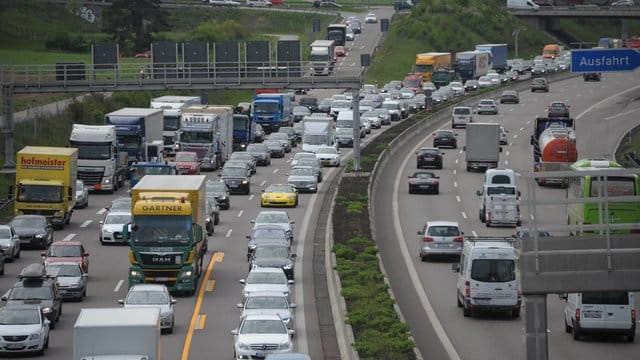 Auf einer Autobahn staut es sich an einer Baustelle (Symbolbild): Die Bauarbeiten dauern mehrere Monate.