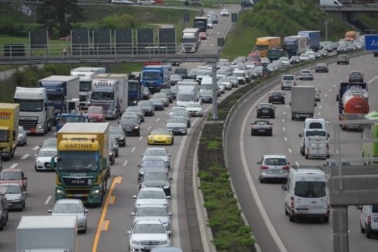 Auf einer Autobahn staut es sich an einer Baustelle (Symbolbild): Die Bauarbeiten dauern mehrere Monate.