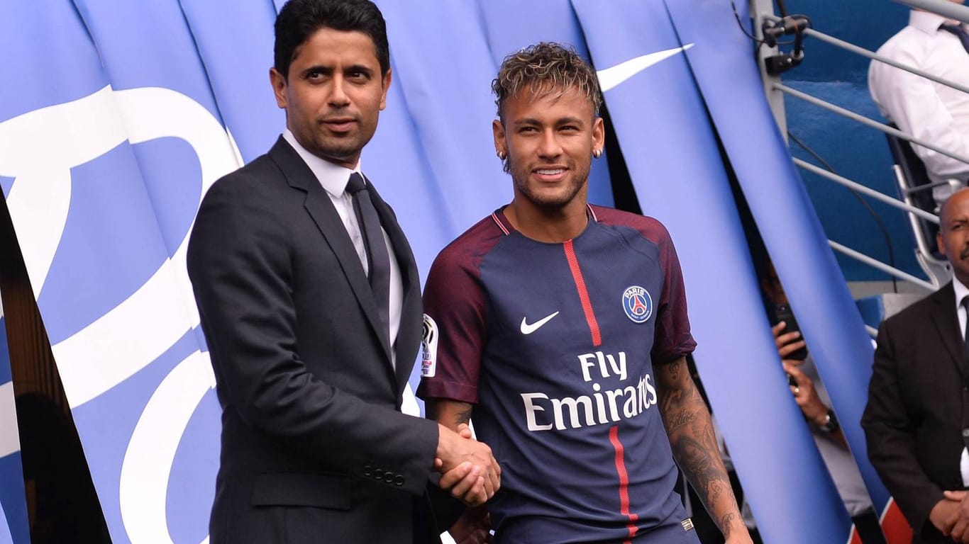 PSG-Präsident Nasser Al Khelaifi begrüßt Neymar in der französischen Hauptstadt.