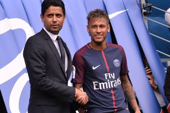 PSG-Präsident Nasser Al Khelaifi begrüßt Neymar in der französischen Hauptstadt.
