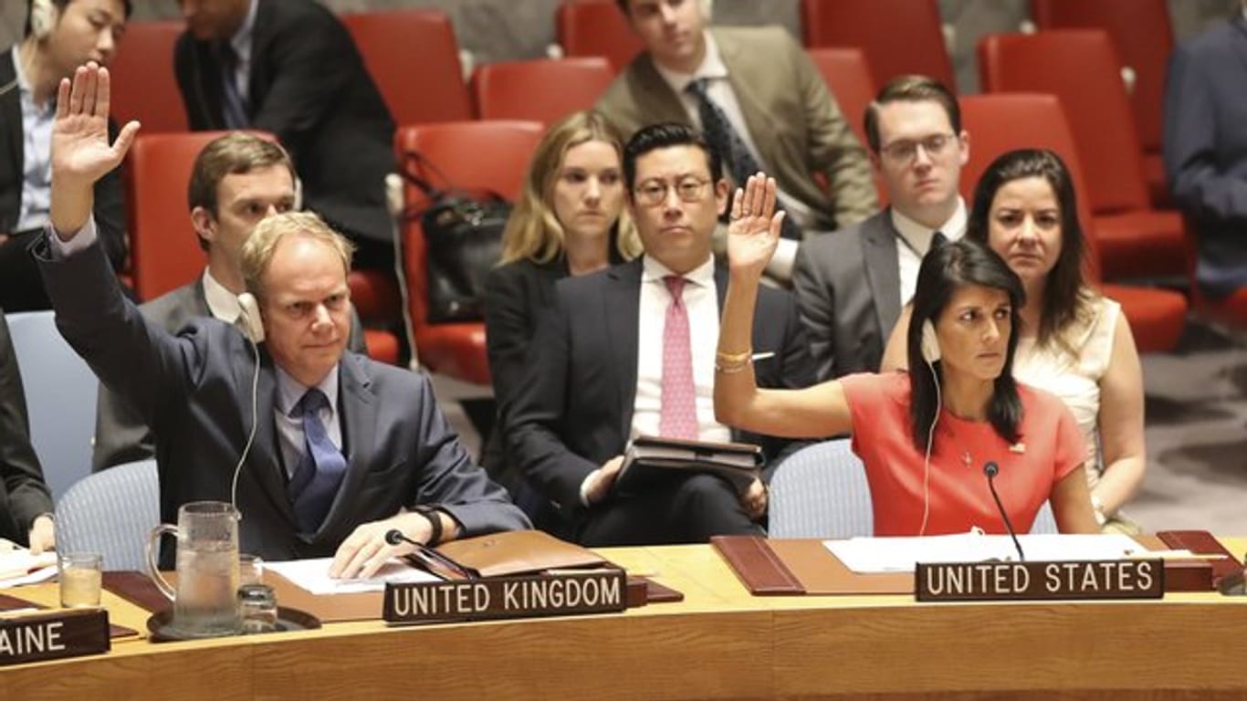 Die US-Botschafterin bei den Vereinten Nationen, Nikki Haley, und ihr britischer Kollege Matthew Rycroft (l) stimmen in New York für die schärfere Sanktionen gegen Nordkorea.