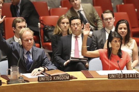 Die US-Botschafterin bei den Vereinten Nationen, Nikki Haley, und ihr britischer Kollege Matthew Rycroft (l) stimmen in New York für die schärfere Sanktionen gegen Nordkorea.