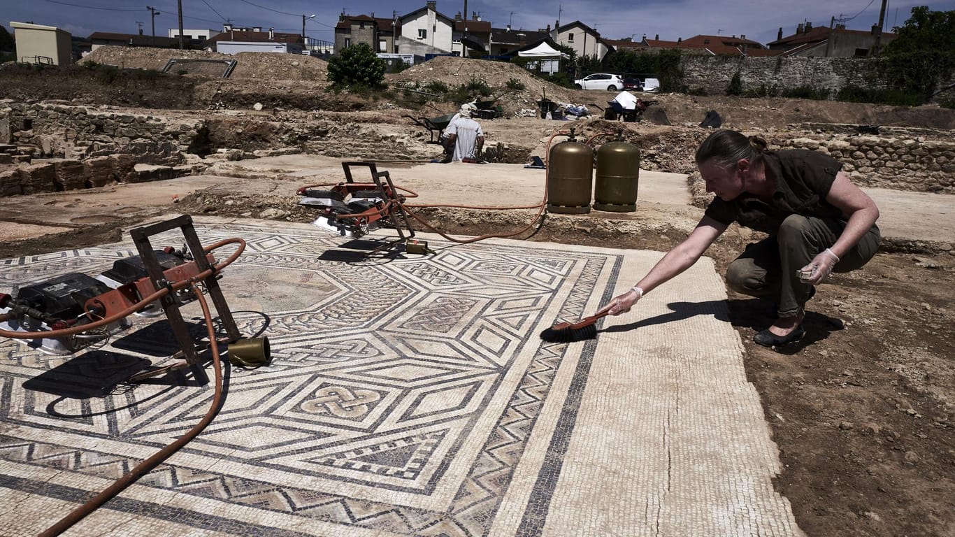 Ein Archäologe legt bei Sainte-Colombe, in der Nähe von Lyon, ein Mosaik zwischen den Überresten eines Stadtviertels aus der Römerzeit frei.