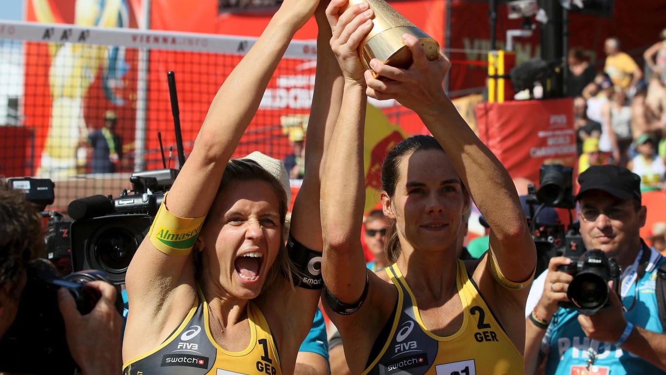 Laura Ludwig (l.) und Kira Walkenhorst sicherten sich in Wien ihren ersten WM-Titel.