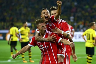 Die Bayern-Spieler feiern.