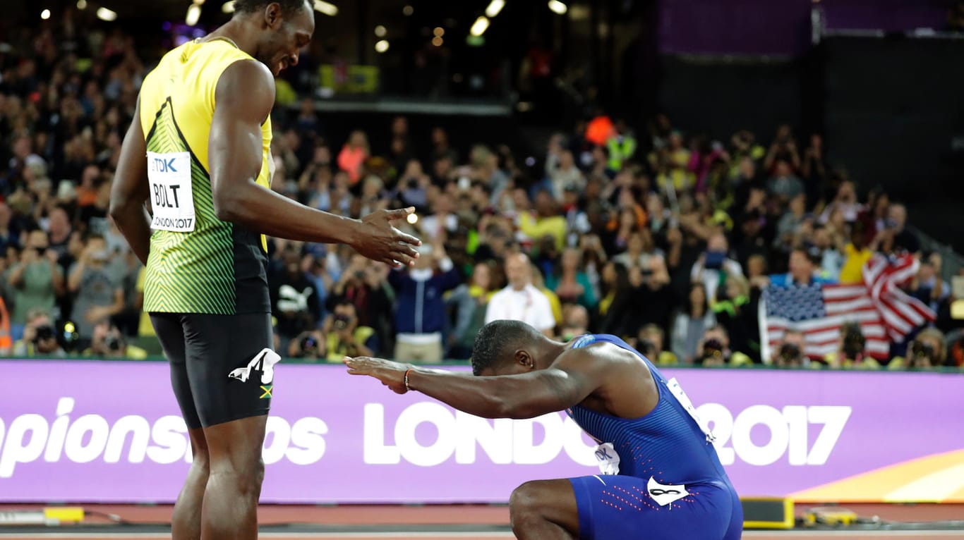Nach dem Gewinn seiner Goldmedaille huldigte Justin Gatlin (r.) dem Drittplatzierten Usain Bolt.