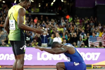 Nach dem Gewinn seiner Goldmedaille huldigte Justin Gatlin (r.) dem Drittplatzierten Usain Bolt.