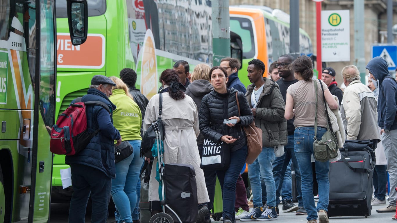 SPD, Grüne und Linke wollen nach der beschlossenen Schienenmautsenkung für Güterzüge auch den Personenverkehr der Bahn finanziell entlasten. Die Fernbus-Konkurrenz hört das gar nicht gern.