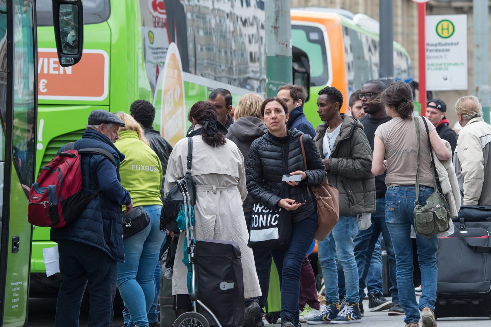 SPD, Grüne und Linke wollen nach der beschlossenen Schienenmautsenkung für Güterzüge auch den Personenverkehr der Bahn finanziell entlasten. Die Fernbus-Konkurrenz hört das gar nicht gern.
