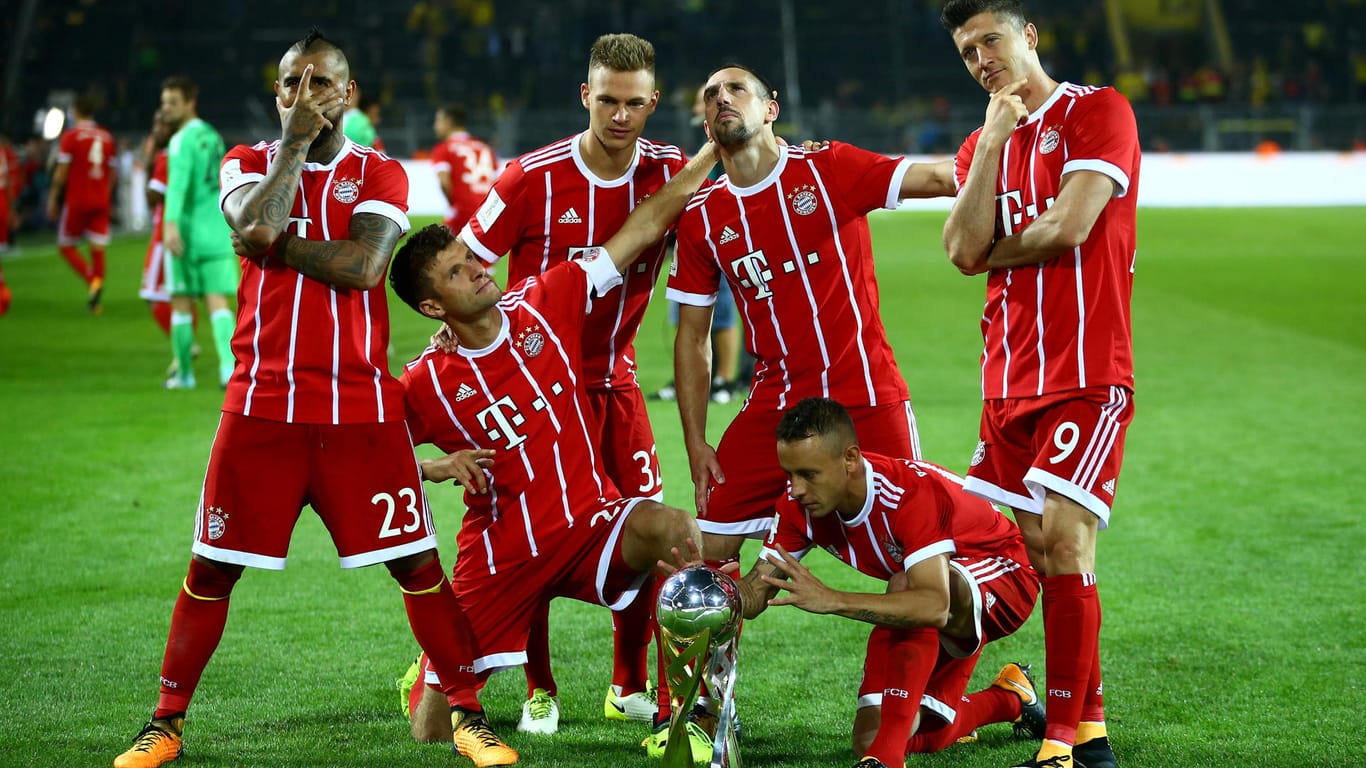 Die Bayern-Stars posen nach dem Supercup-Sieg: Arturo Vidal (v.l.), Thomas Müller, Joshua Kimmich, Franck Ribéry, Rafinha und Robert Lewandowski.