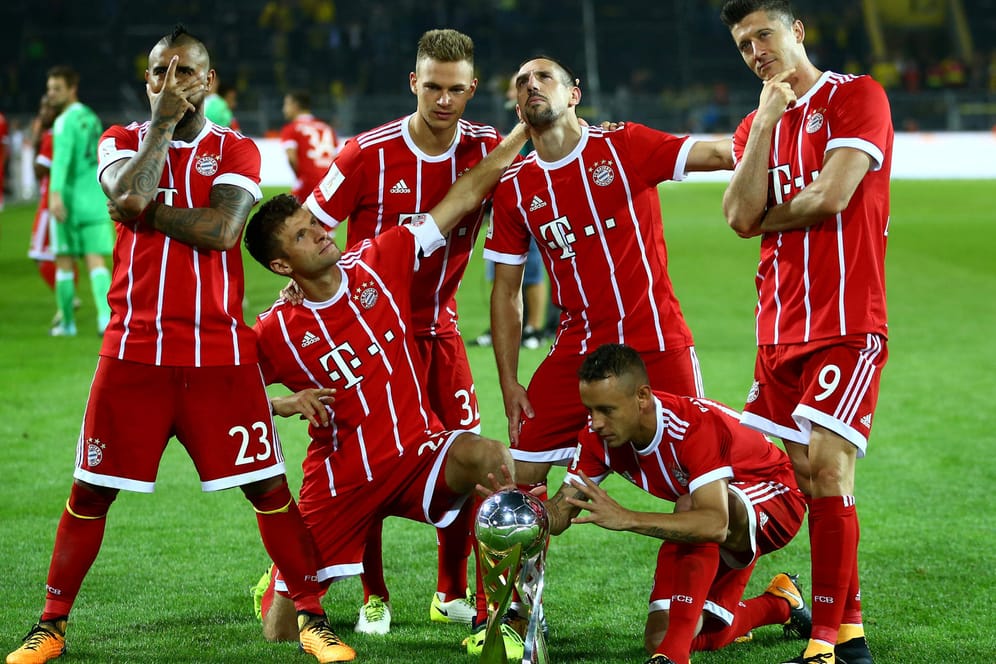 Die Bayern-Stars posen nach dem Supercup-Sieg: Arturo Vidal (v.l.), Thomas Müller, Joshua Kimmich, Franck Ribéry, Rafinha und Robert Lewandowski.