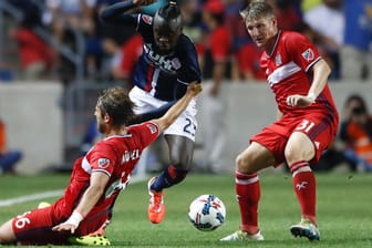 New-England-Stürmer Kei Kamara gegen Joao Meira und Bastian Schweinsteiger.