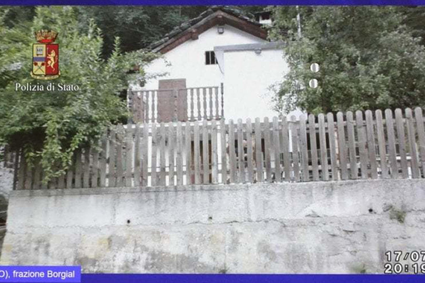 Das Videostandbild der italienischen Polizei zeigt das Äußere eines Hauses in Norditalien, wo ein britisches Model gefangen gehalten wurde.