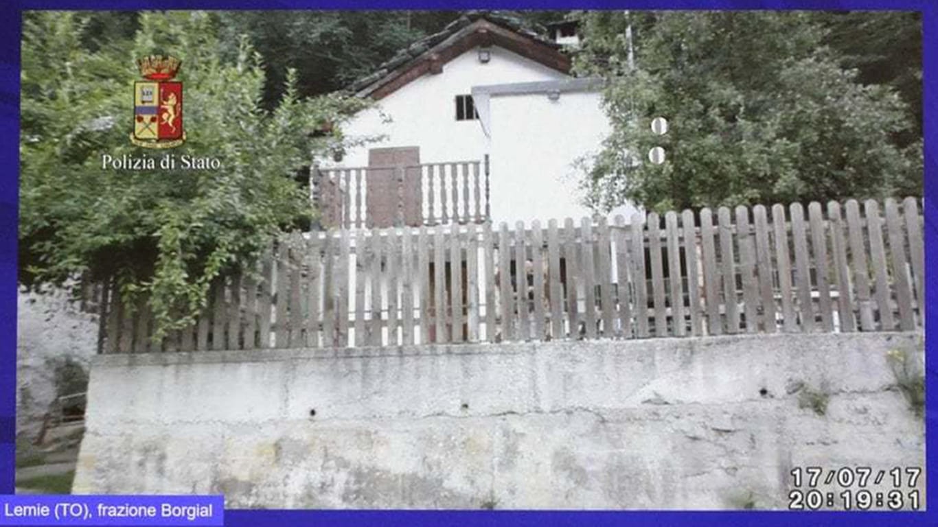 Das Videostandbild der italienischen Polizei zeigt das Äußere eines Hauses in Norditalien, wo ein britisches Model gefangen gehalten wurde.