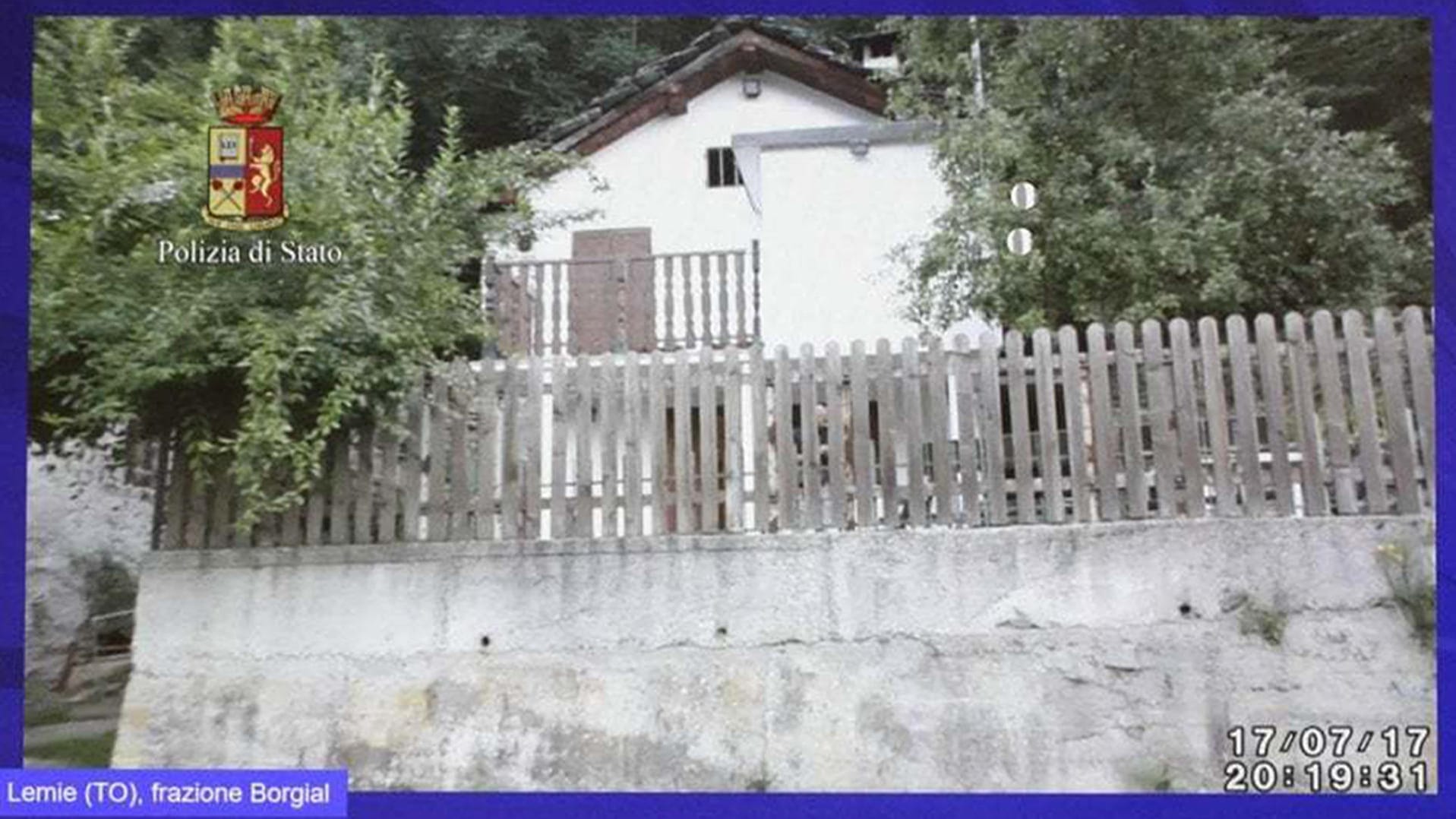Das Videostandbild der italienischen Polizei zeigt das Äußere eines Hauses in Norditalien, wo ein britisches Model gefangen gehalten wurde. Das Videostandbild der italienischen Polizei zeigt das Äußere eines Hauses in Norditalien, wo ein britisches Model gefangen gehalten wurde.