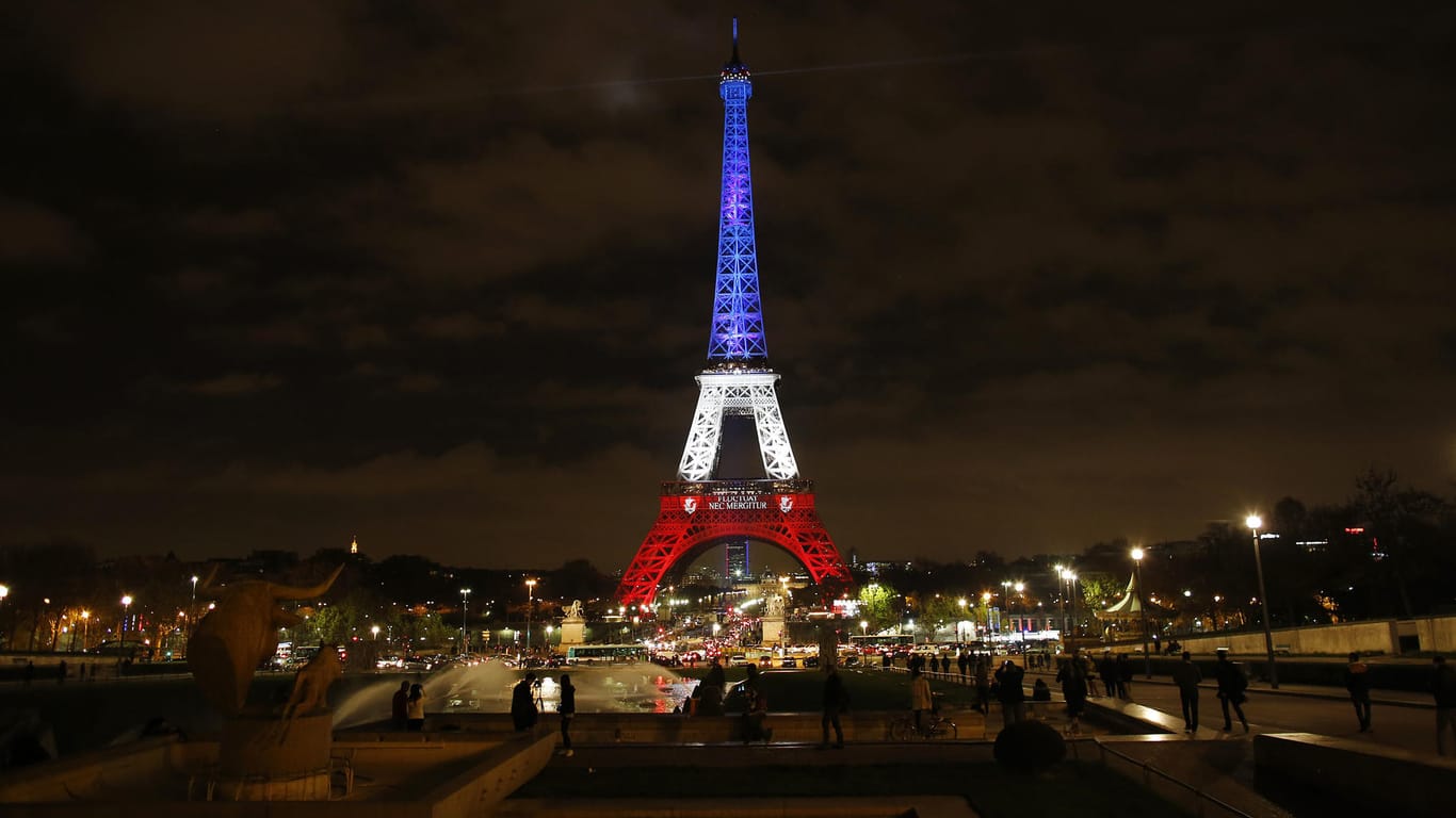 Nach einer Serie von Terroranschlägen in Paris im Jahr 2015 wurde der Eiffelturm in den Nationalfarben beleuchtet.