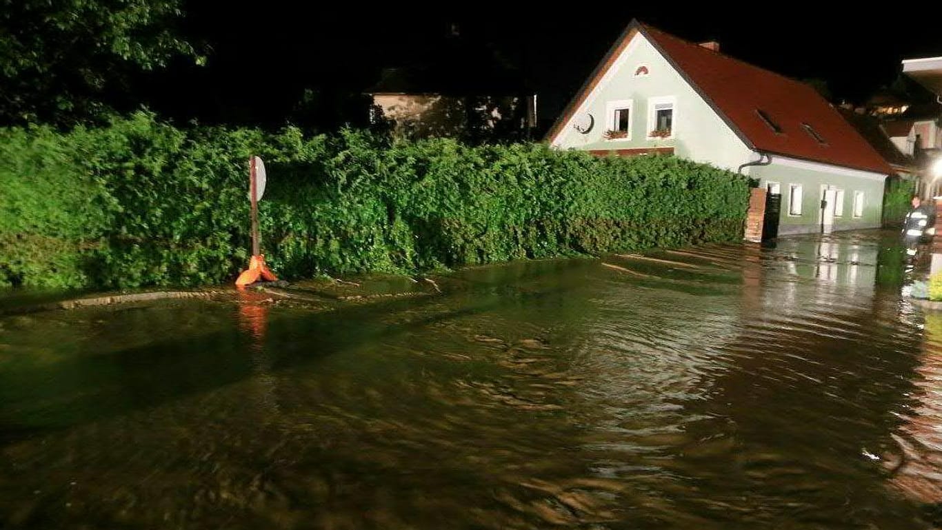 Überflutete und vermurte Straßen im Murtal bei Kobenz.