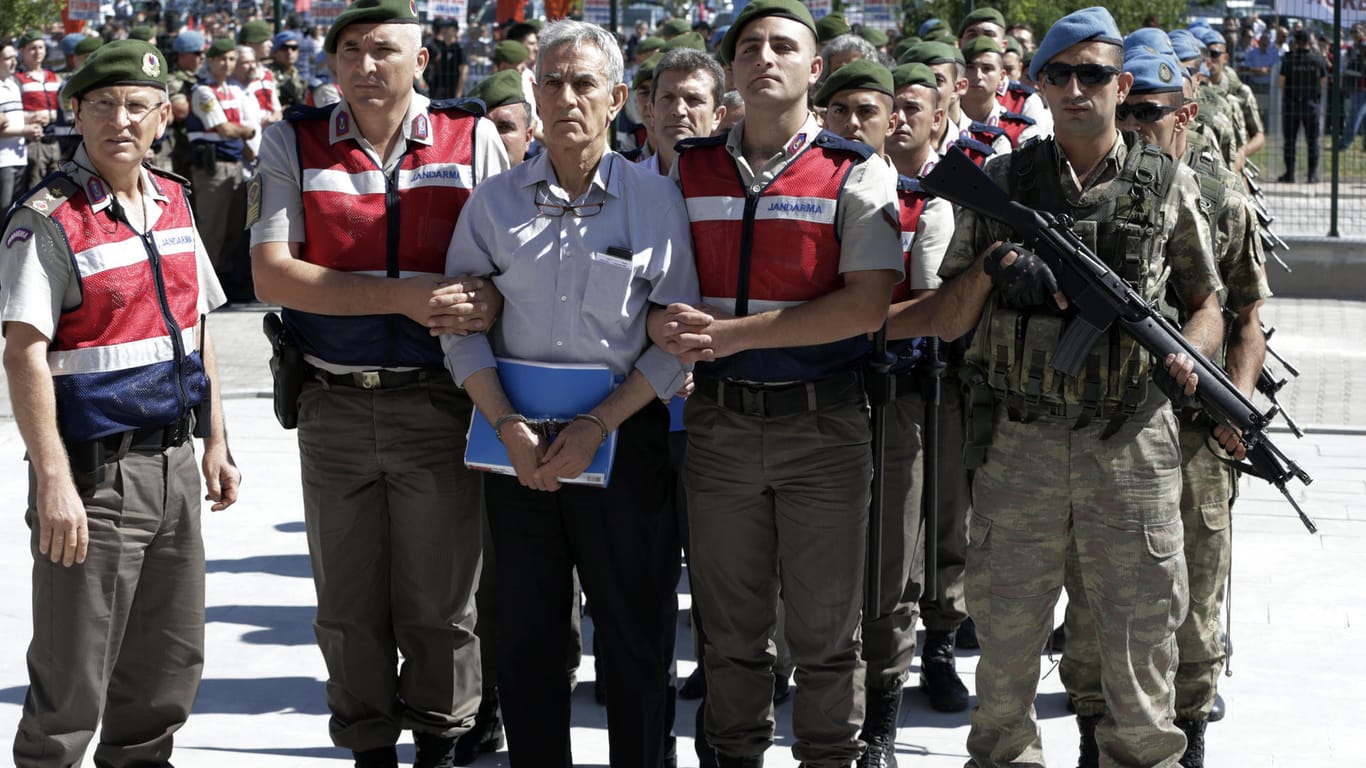 Der ehemalige Luftwaffenkommandeur Akin Öztürk wird in Ankara von paramilitärischen Einheiten der Polizei in Handschellen zum Gerichtssaal geführt.