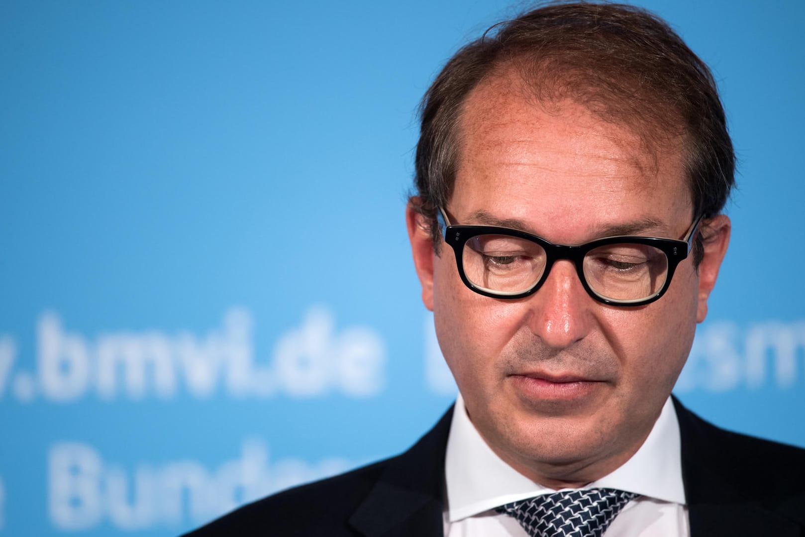 Verkehrsminister Alexander Dobrindt (CSU) äußert sich bei einer Pressekonferenz im Bundesverkehrsministerium in Berlin zum CO2-Ausstoß von Autos.