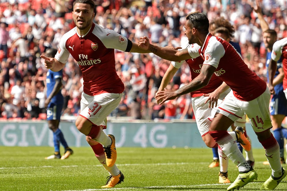 Ausgleich: Kolasinac dreht zum Jubel über sein 1:1 ab.