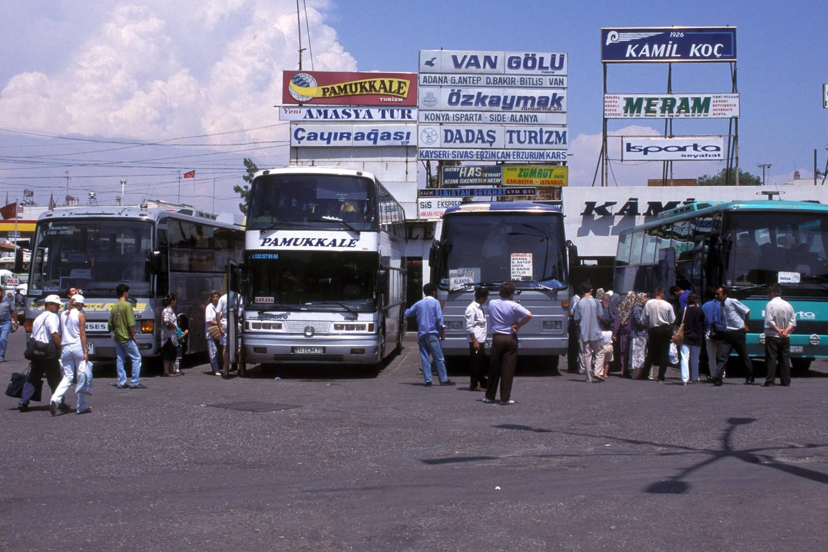 Im Streit um Kunden geraten Angestellte zweier Busgesellschaften aneinander und attackierten sich mit Messern. (Symbolbild)