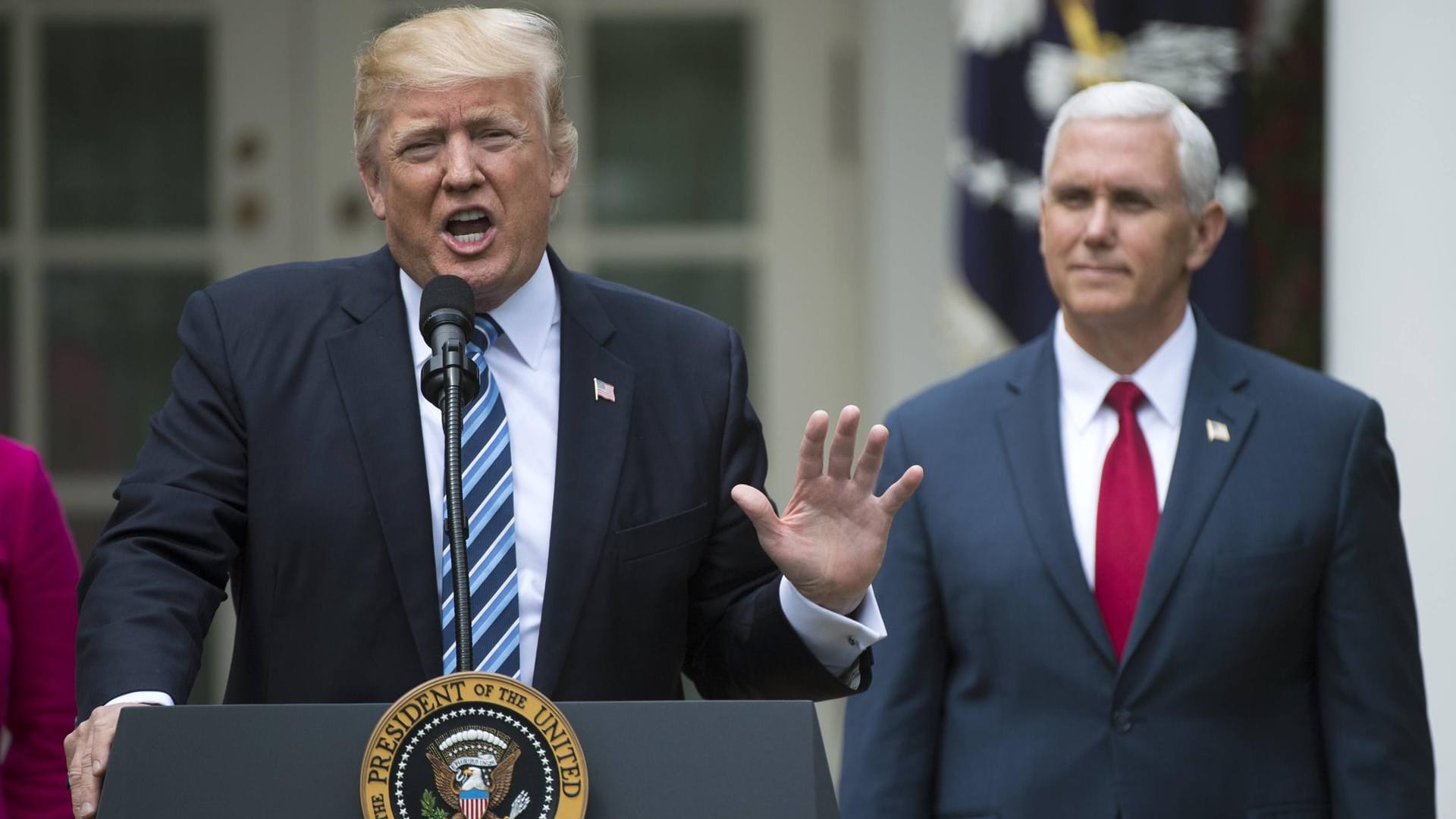 US-Präsident Donald Trump hält in Washington eine Rede. Im Hintergrund steht Vize-Präsident Mike Pence. US-Präsident Donald Trump hält in Washington eine Rede. Im Hintergrund steht Vize-Präsident Mike Pence.