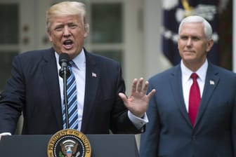 US-Präsident Donald Trump hält in Washington eine Rede. Im Hintergrund steht Vize-Präsident Mike Pence.