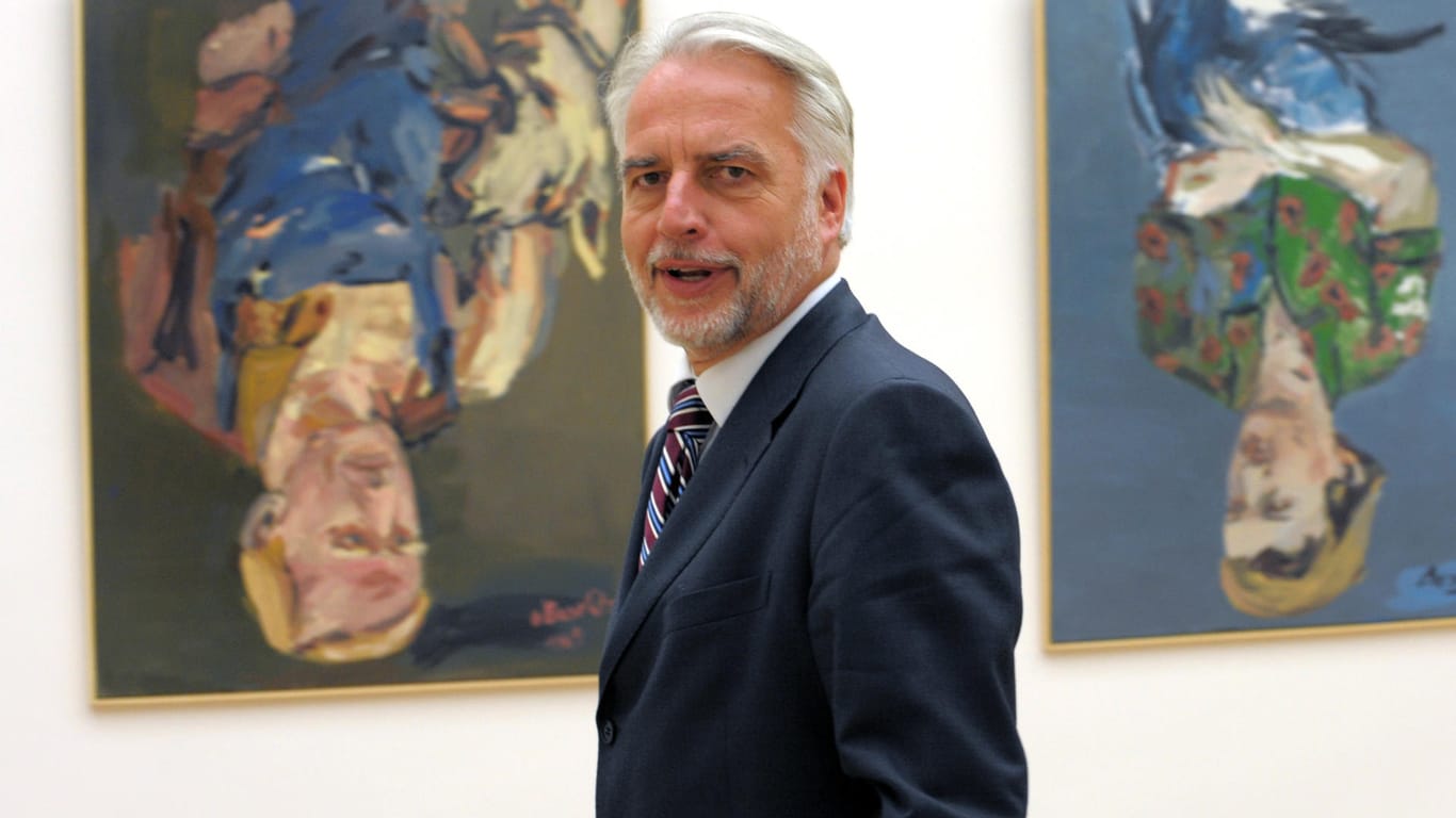 Der damalige Generaldirektor der Staatlichen Kunstsammlungen Dresden, Martin Roth, steht in Dresden im Albertinum vor Gemälden von Georg Baselitz.