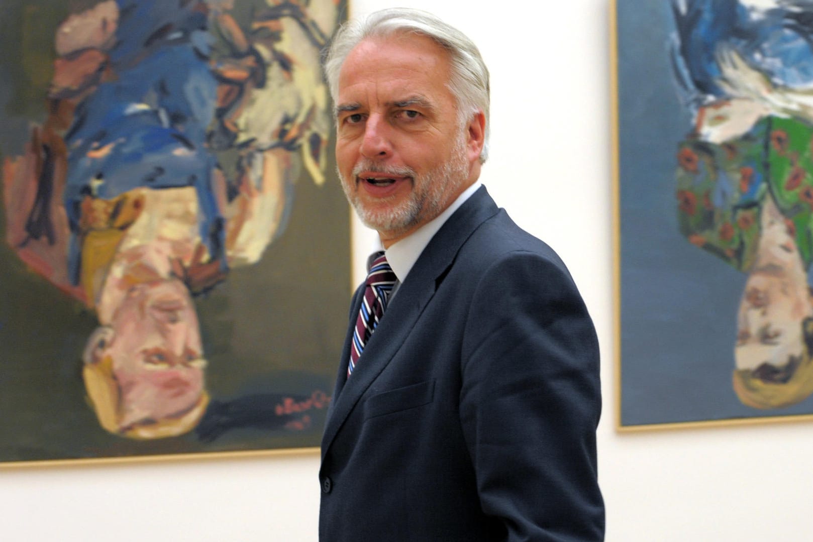 Der damalige Generaldirektor der Staatlichen Kunstsammlungen Dresden, Martin Roth, steht in Dresden im Albertinum vor Gemälden von Georg Baselitz.