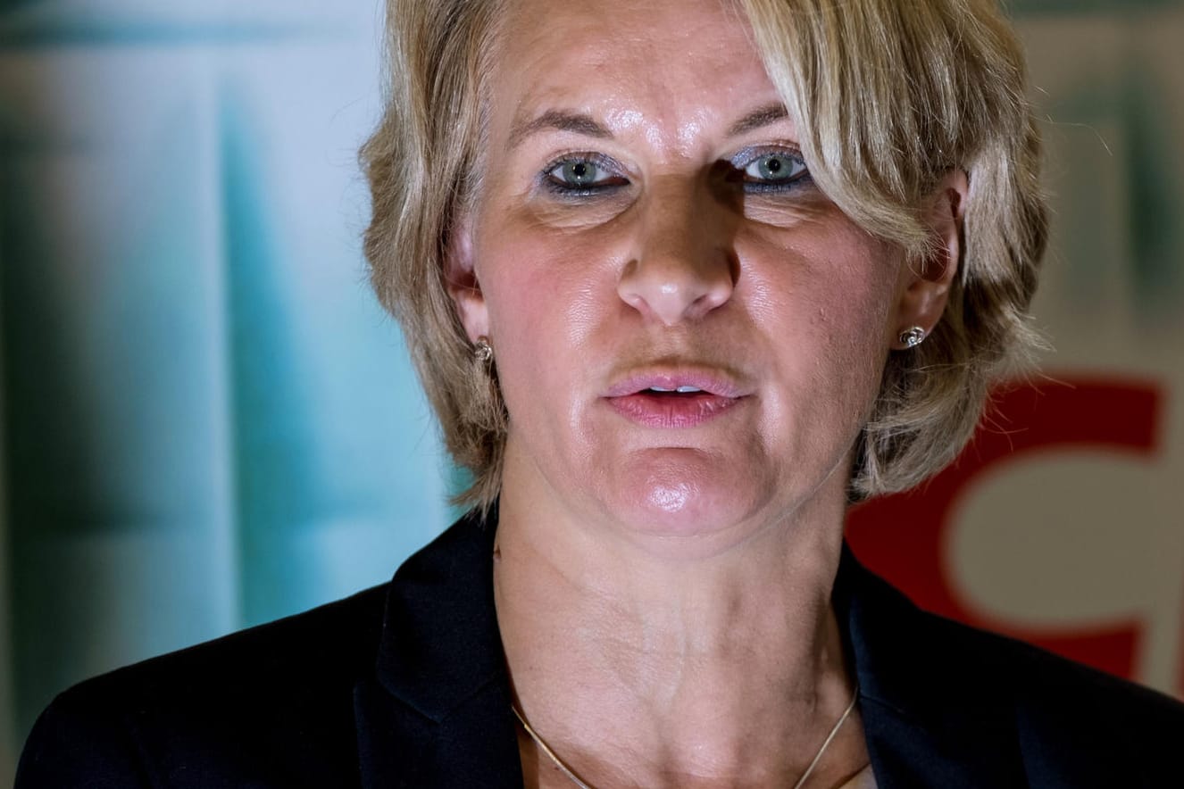 Die ehemalige Grünen-Politikerin Elke Twesten spricht im Landtag in Hannover während einer Pressekonferenz.