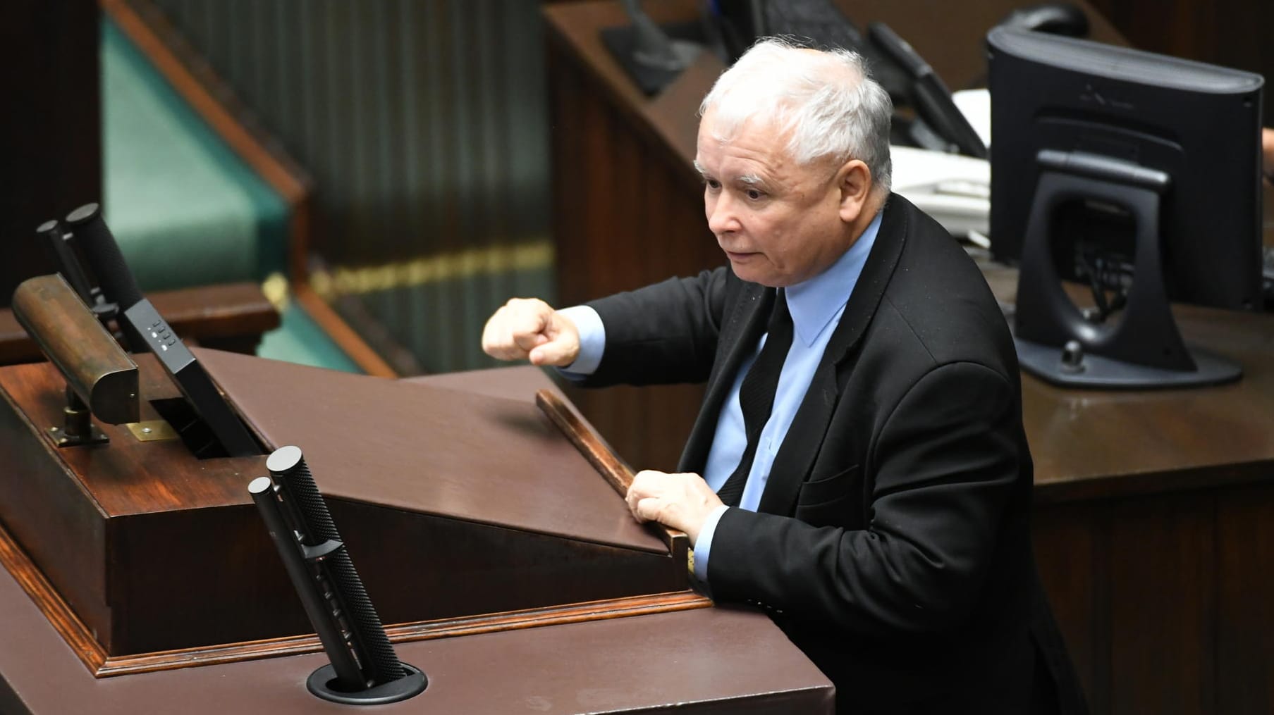 Der Vorsitzende der Partei "Recht und Gerechtigkeit" (PiS), Jaroslaw Kaczynski, sorgt für einen Konfrontationskurs Polens gegenüber der EU. Der Vorsitzende der Partei "Recht und Gerechtigkeit" (PiS), Jaroslaw Kaczynski, sorgt für einen Konfrontationskurs Polens gegenüber der EU.