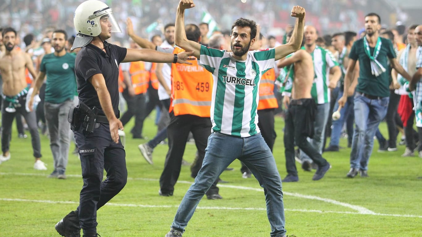 Konya-Fans stürmten nach dem Abpfiff den Platz, warfen mit Plastikstühlen und zündeten Bengalos. Das Ziel: Der gegnerische Fan-Block.