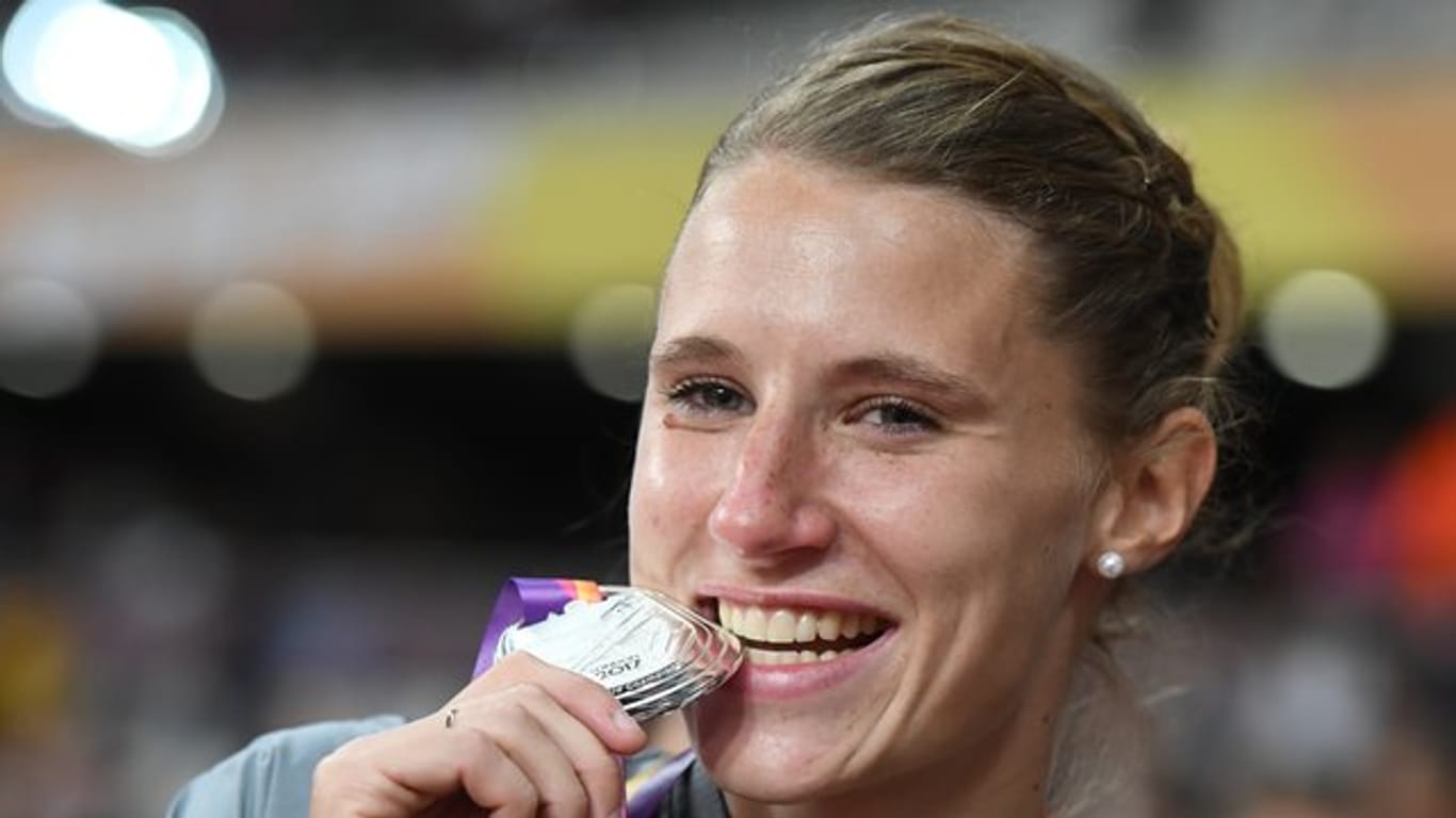 Silbermedaillengewinnerin Carolin Schäfer beisst bei der Siegerehrung auf ihre Medaille.