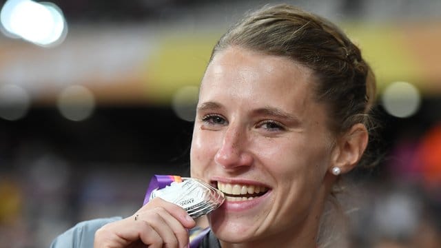 Silbermedaillengewinnerin Carolin Schäfer beisst bei der Siegerehrung auf ihre Medaille.