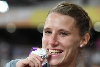 Silbermedaillengewinnerin Carolin Schäfer beisst bei der Siegerehrung auf ihre Medaille.