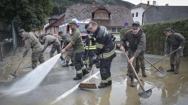 Helfer des Bundesheeres sind im Ennstal in der Steiermark im Einsatz.