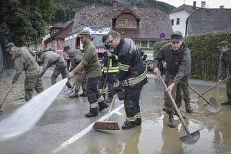 Helfer des Bundesheeres sind im Ennstal in der Steiermark im Einsatz.