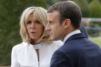 Der französische Präsident Emmanuel Macron (rechts) und seine Frau Brigitte