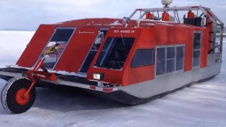 Drei Wochen im Jahr bietet der "Ice Angel" in Madeline, Wisconsin (USA) 22 Passagieren Platz und eine fahrt über das Eis.