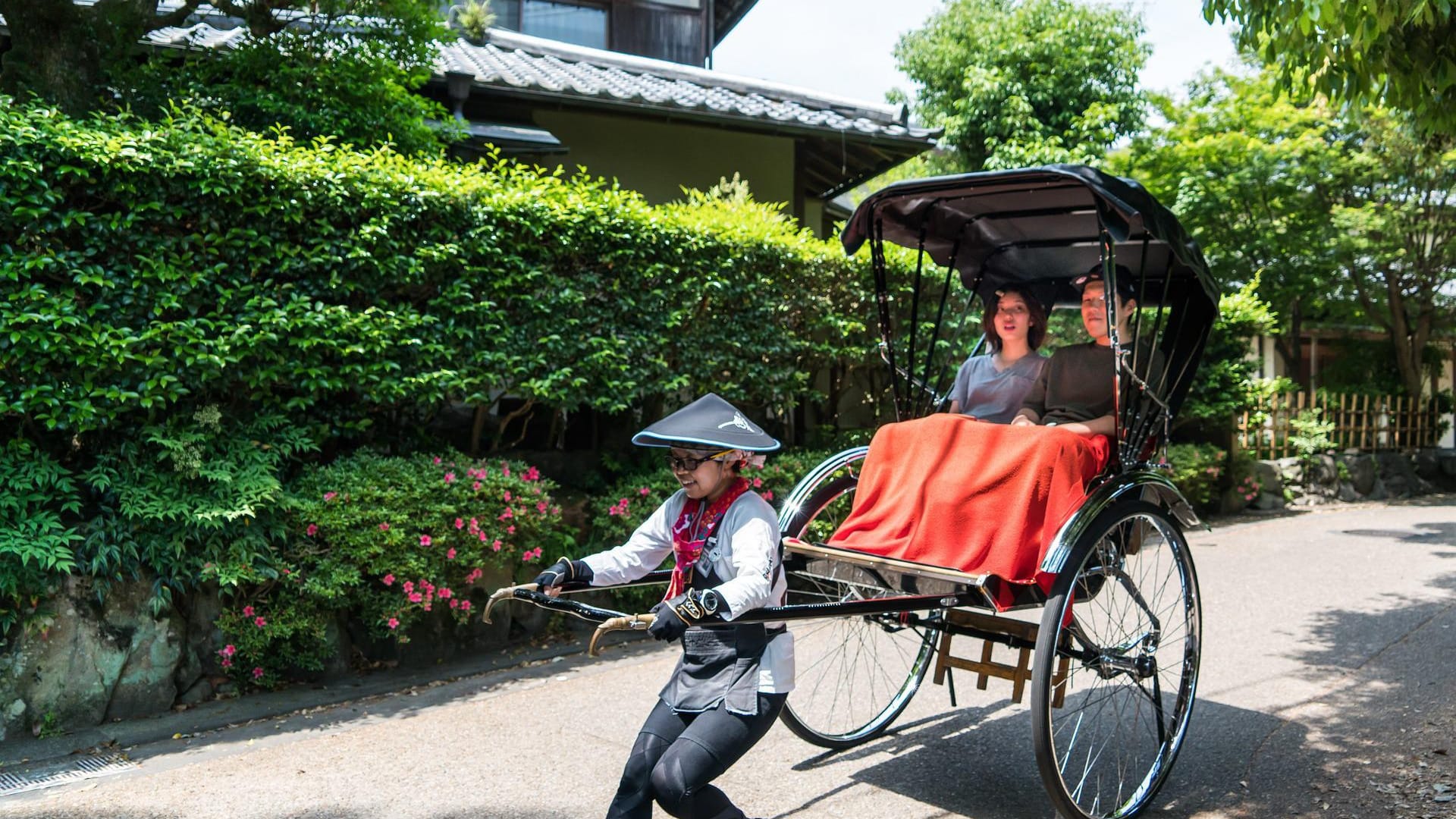 Die klassische Rikscha aus Japan wird von einer einzelnen Person gezogen.