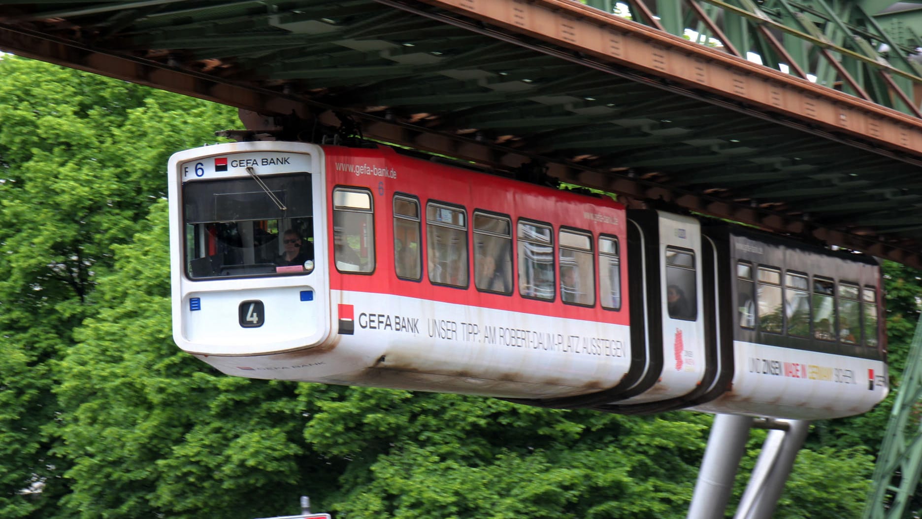 Die Schwebebahn in Wuppertal ist nicht nur bei Touristen beliebt sondern gehört für Wuppertaler zum normalen ÖPNV.